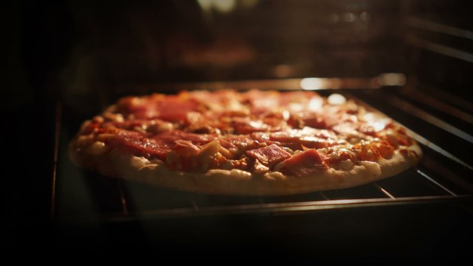 烤箱里的比萨饼披萨披萨店高温烘烤烤熟