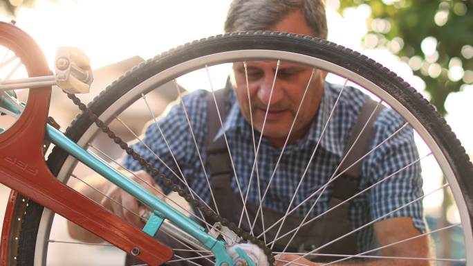 老年人维修自行车说明业务