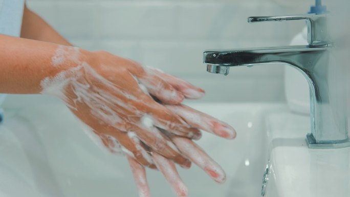 在家洗手防止冠状病毒、流感细菌的传播