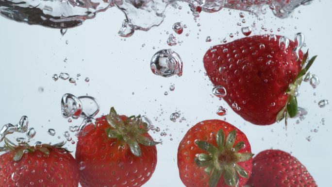 草莓溅入水中的慢镜头