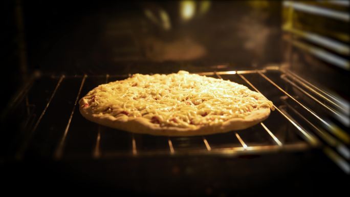在烤箱里准备比萨饼。