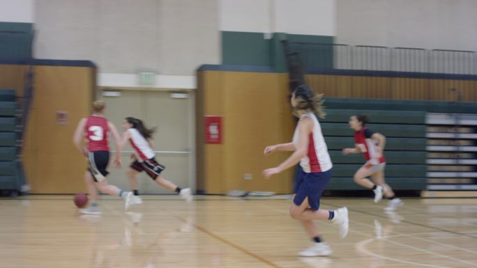 女子传球后拦截篮球年轻女子比赛