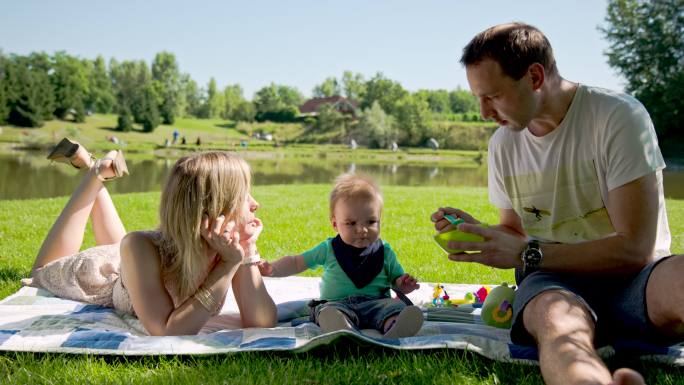 一家人三口在公园野餐
