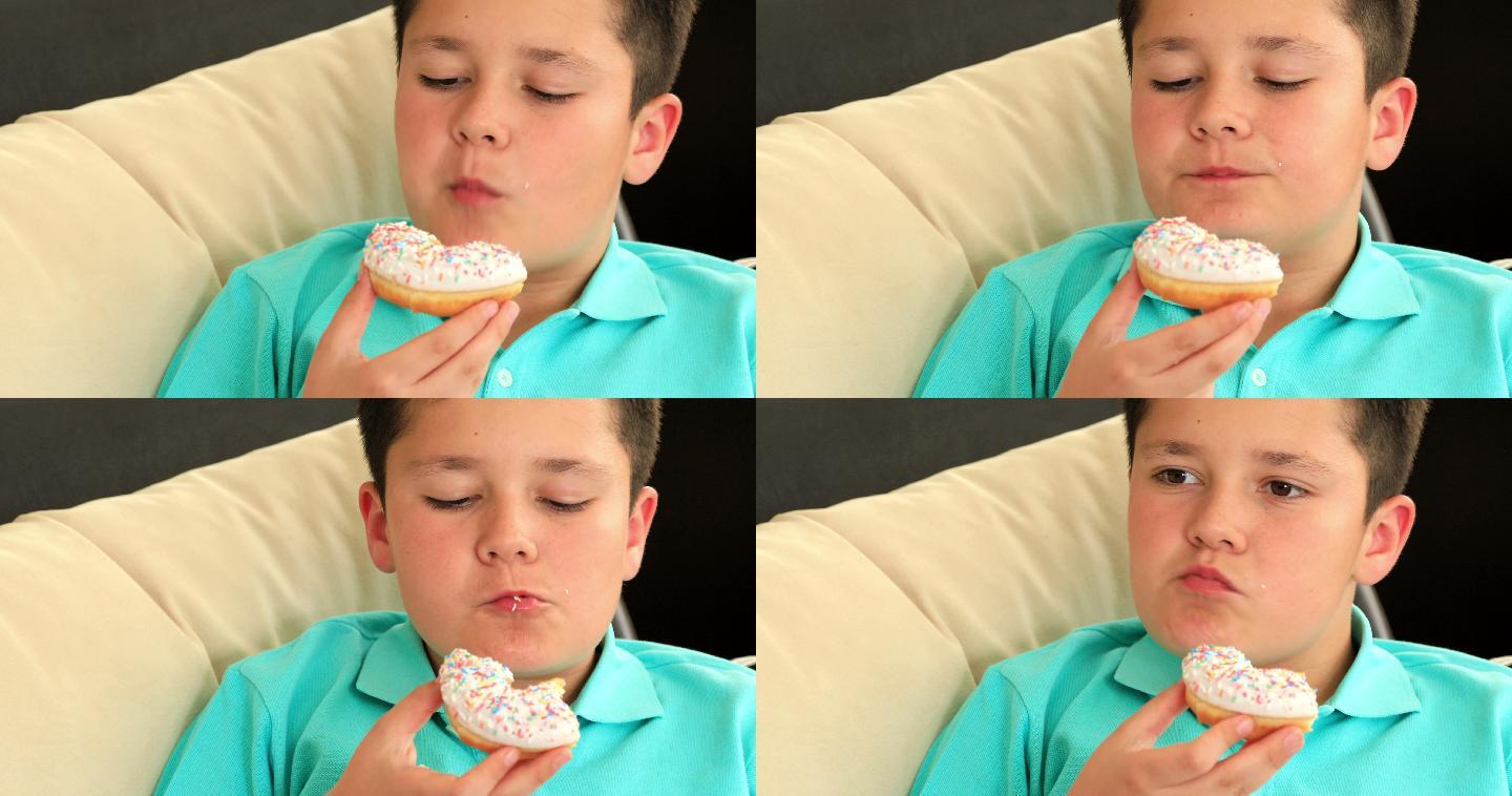 吃甜甜圈的小男孩