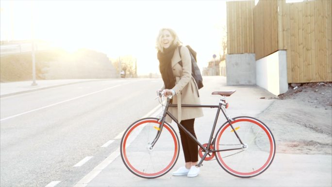 日落中的女孩和她的自行车