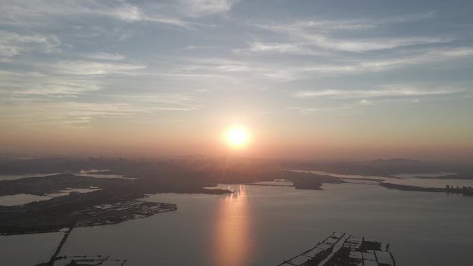 湖北武汉江夏汤逊湖日出蓝天风光