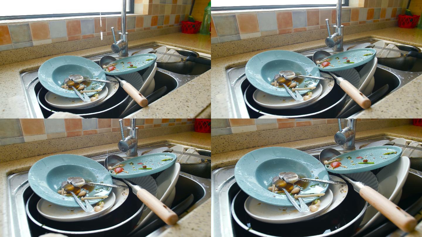 水槽里的脏盘子勺子家庭房间陶器