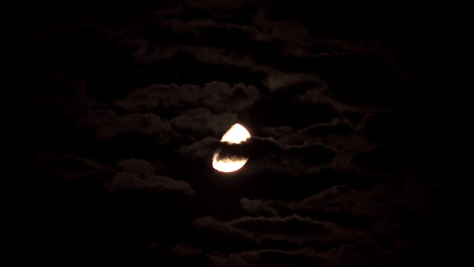 云中穿行的月亮