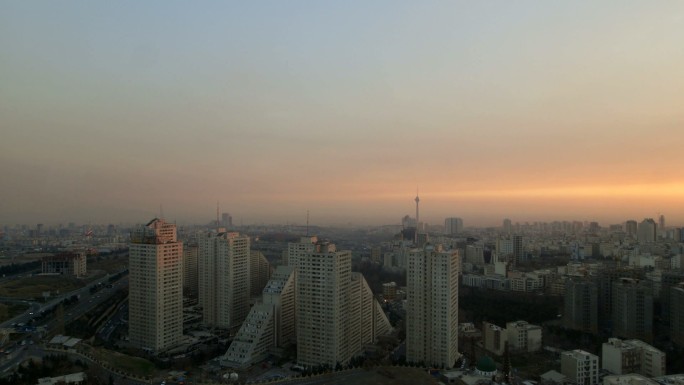 太阳正在德黑兰城和米拉德塔上空落下