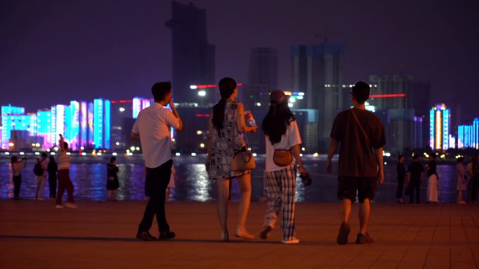 汉口江滩公园夜晚市民散步健身