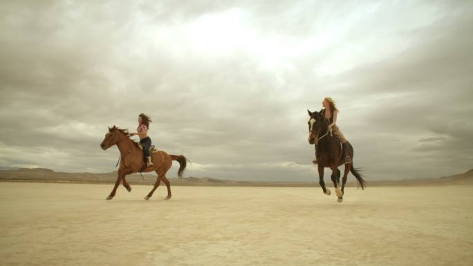 在沙漠里骑马