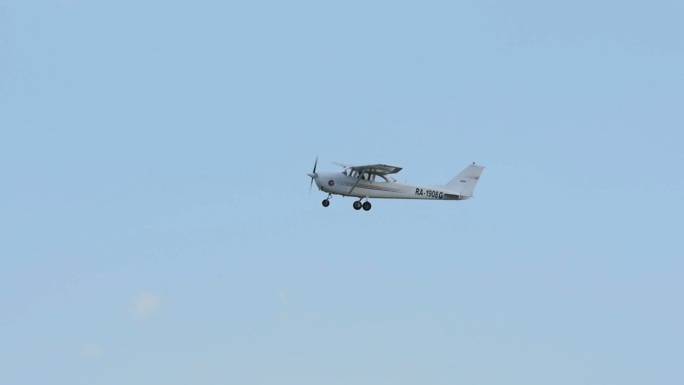 有螺旋桨发动机的小飞机在蓝天上飞行