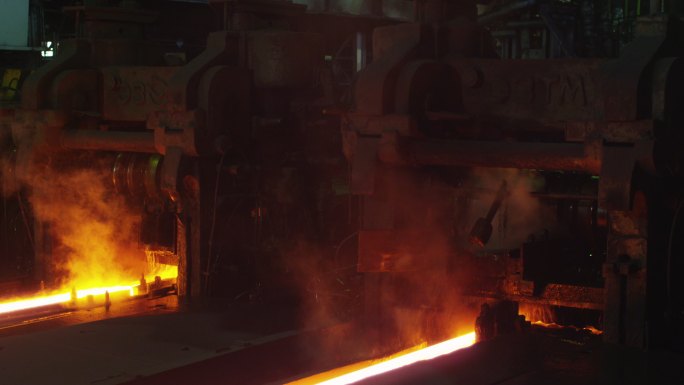 重工业机械加工熔融燃烧的铁棒