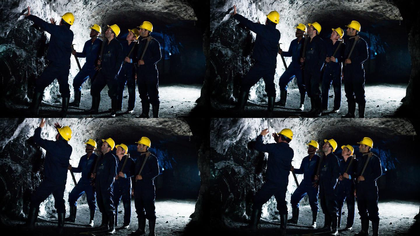 在矿井工作的一群矿工