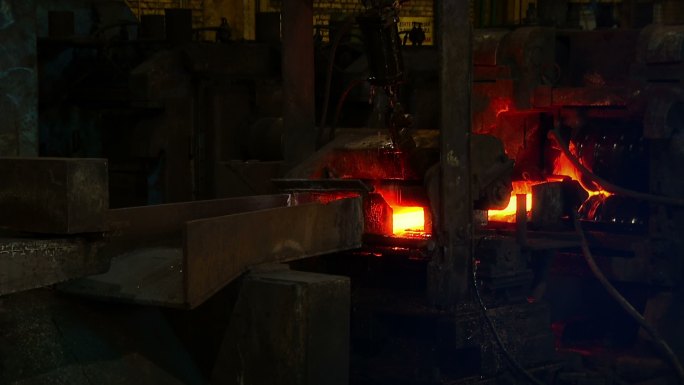铸钢厂的钢构件生产。从熔化的金属中倒出