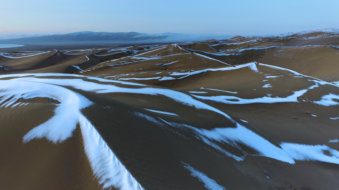 青海湖沿岸沙漠雪景之一