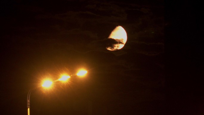路灯云中的月亮
