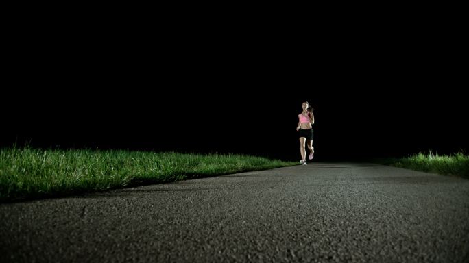 一个女人在晚上跑步