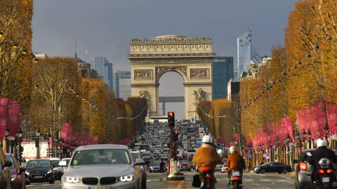 巴黎著名的香榭丽舍大街和凯旋门