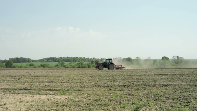 带耕耘机的拖拉机在土壤中耕作