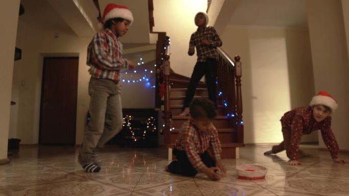 戴着圣诞帽跳舞的孩子们。