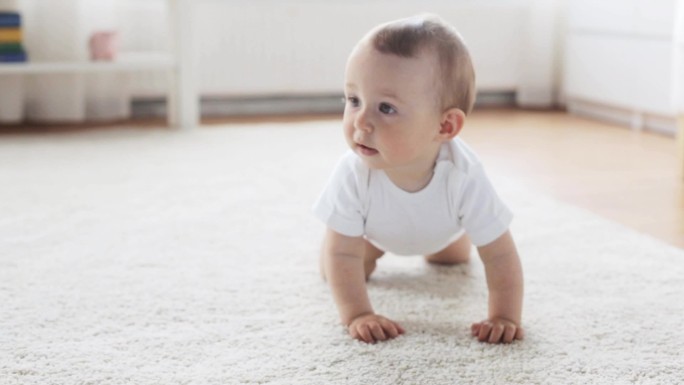 在地毯上爬行的婴儿