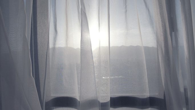 有阳光的窗帘白色飘动窗户