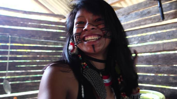 巴西土著年轻女子在小屋里自拍