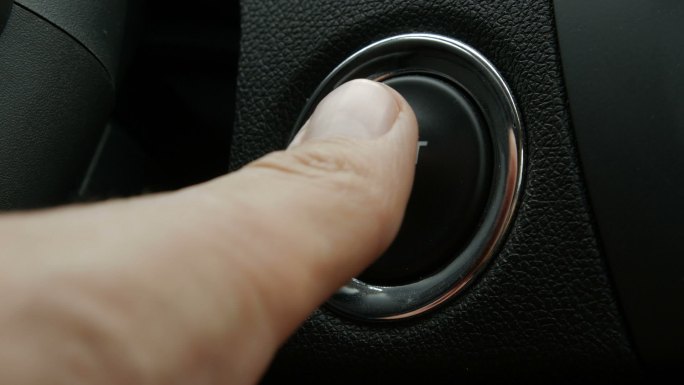 现代汽车内部的发动机启停按钮