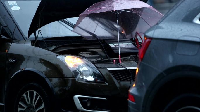 雨中事故、雨中修车 视频 素材