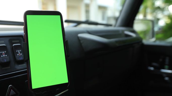 车内有绿色屏幕的智能手机