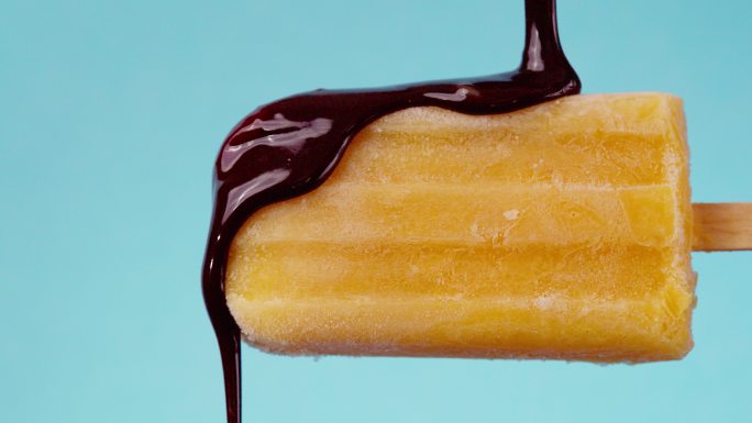 芒果冰棒配黑巧克力