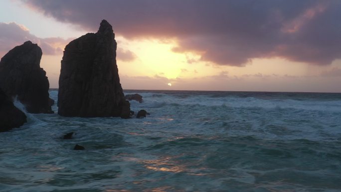 日落时分，大海与礁石