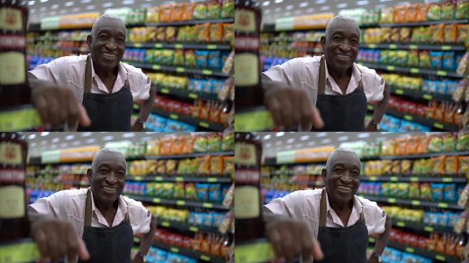 在超市过道微笑的老人