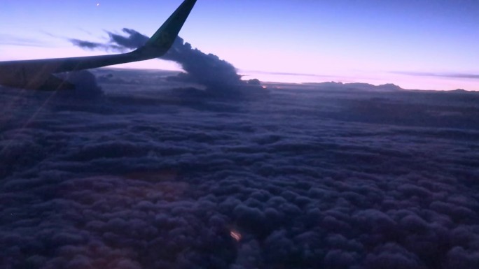 飞机云层