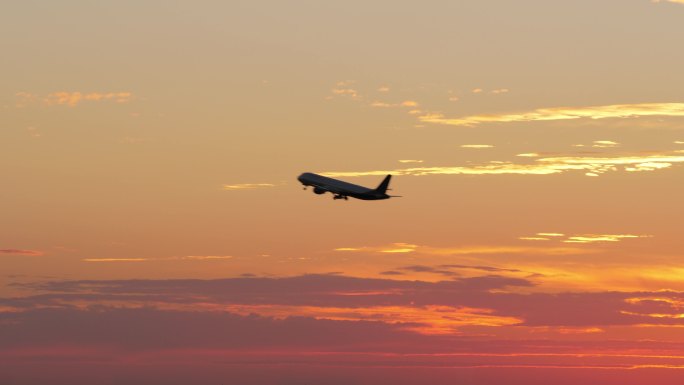 日落起飞到空中的飞机