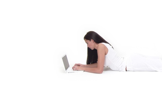一个女人正在使用笔记本电脑