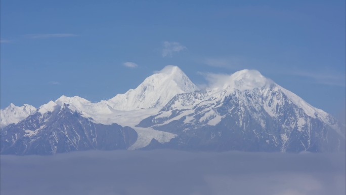 云雾中的贡嘎雪山主峰延时视频