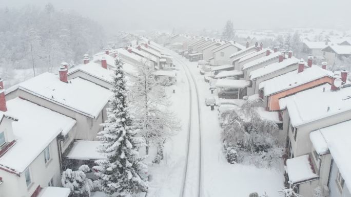 空中交通：汽车沿着雪路行驶，穿过郊区