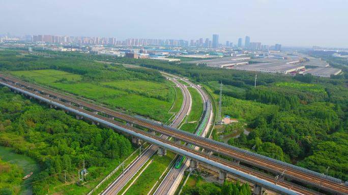 昆山花桥附近京沪高铁与沪通线列车交汇