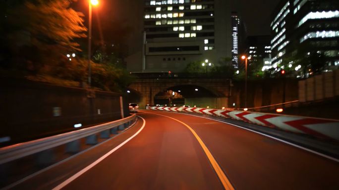 晚上在东京开车移动中交通延时城市景观
