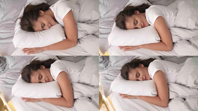 睡在舒适的床上的女人