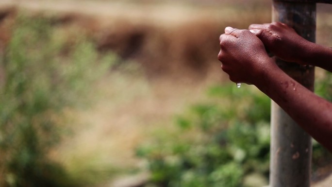 农村孩子在户外饮水。