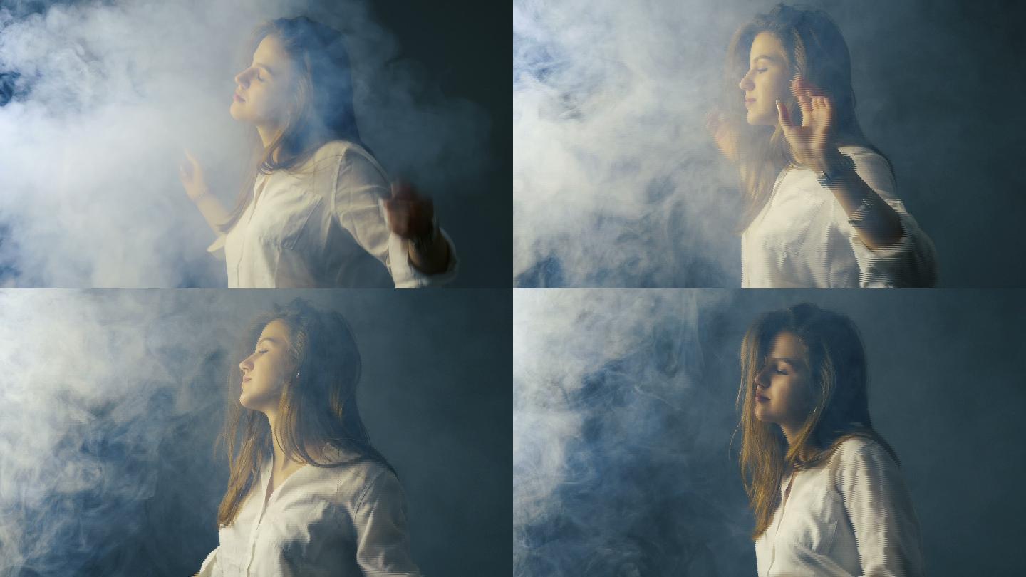 在烟雾中摇曳舞姿的女人