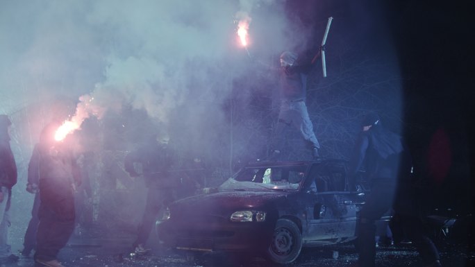 革命，夜晚一群人打砸车辆