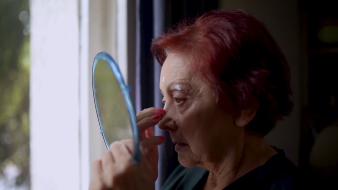 老年妇女用抗衰老霜润滑面部