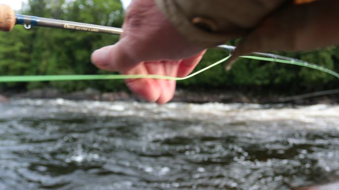 男子在河边钓鱼