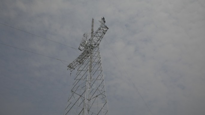 国家电网铁塔工人施工搭建