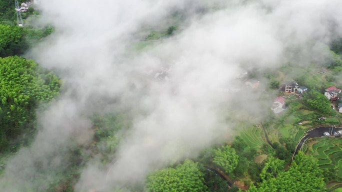 航拍杭州临安云雾缭绕的村庄