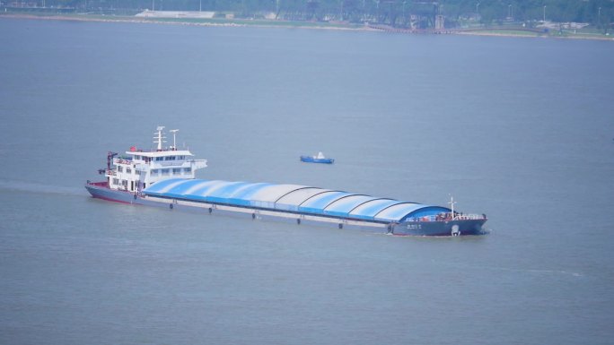 长江里行驶的货船、江船